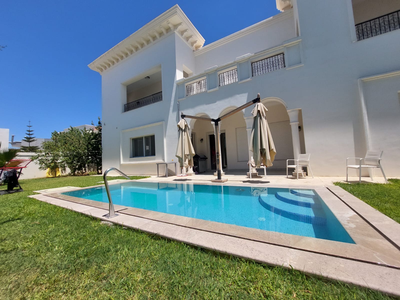 Villa de maître S+7 à La Soukra 